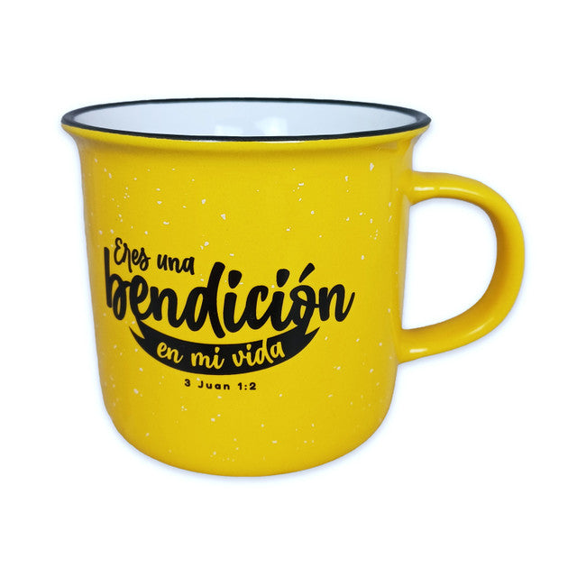 Taza amarilla con borde y asa negros, en la que destaca el inspirador versículo bíblico «Eres una bendición en mi vida» y 3 Juan 1:2, escrito en una elegante letra cursiva negra en el lateral.