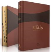 Una «Biblia con índice», en español, con tapa dura de color marrón, se encuentra en posición vertical junto a su estuche a juego, con el título «Santa Biblia» visible en la portada; incluye los textos «Letra Grande» y «Reina Valera 1960».
