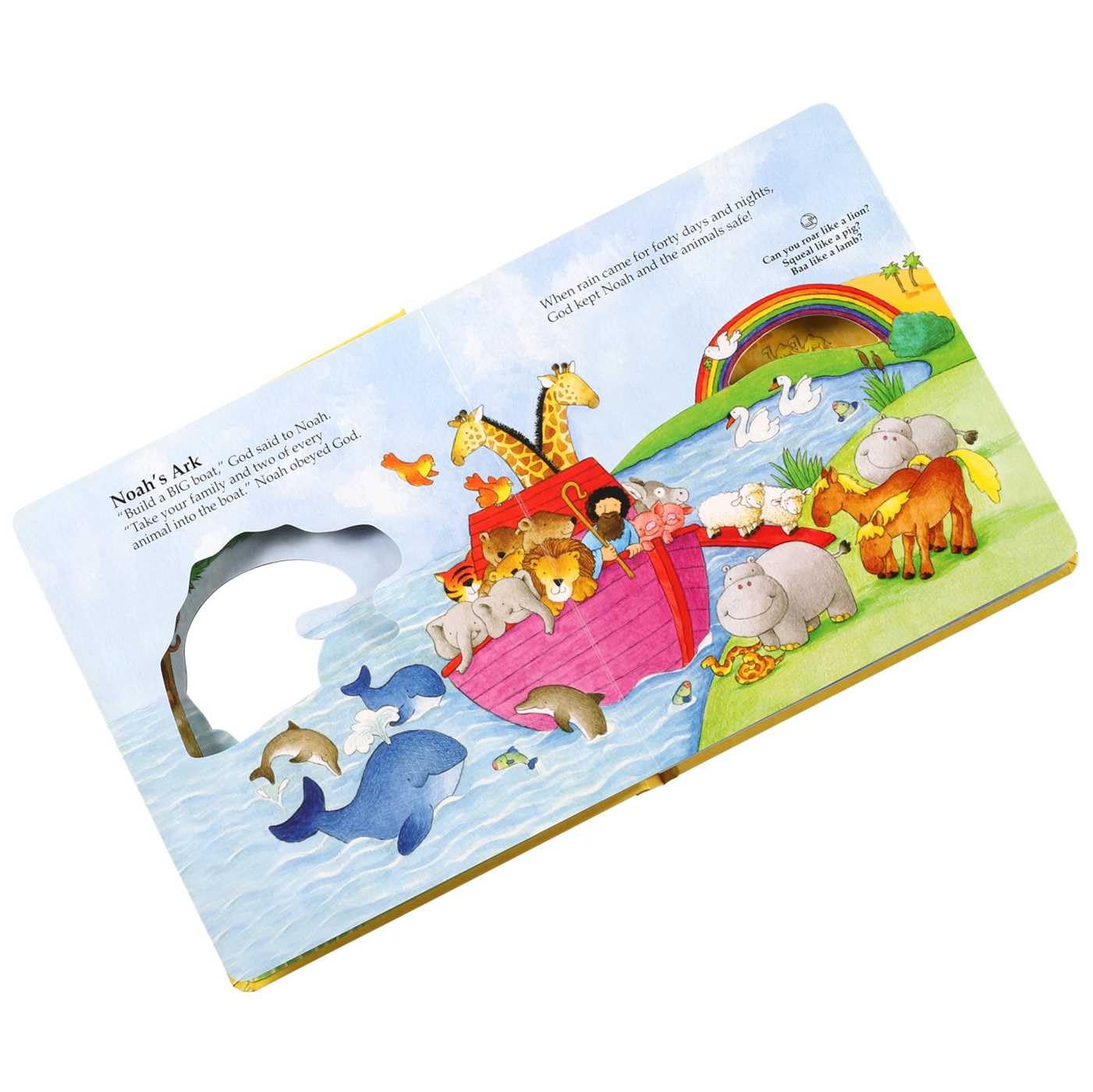Libro infantil ilustrado que muestra el Arca de Noé con parejas de animales subiendo a bordo, un arcoíris al fondo y agua con delfines en primer plano. Incluye un texto sobre el Arca de Noé que da vida a las clásicas historias bíblicas infantiles en cada página.
