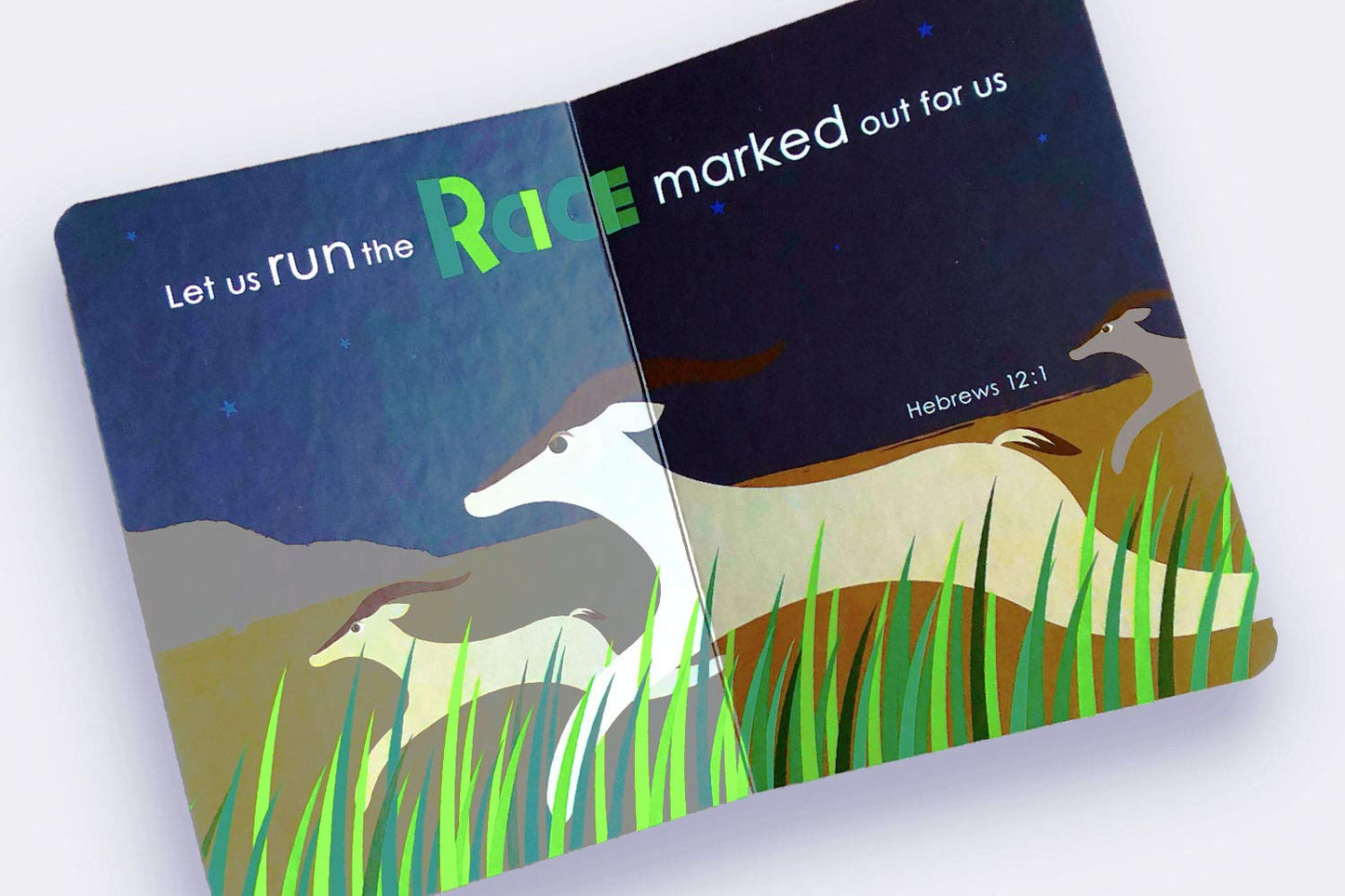 Una doble página ilustrada de un libro infantil cristiano muestra a dos antílopes corriendo por la hierba bajo un cielo nocturno estrellado, con el texto: «Corramos la carrera que se nos ha marcado. Hebreos 12:1». Un libro de cartón basado en la Biblia, perfecto para los niños pequeños que están aprendiendo las Escrituras.