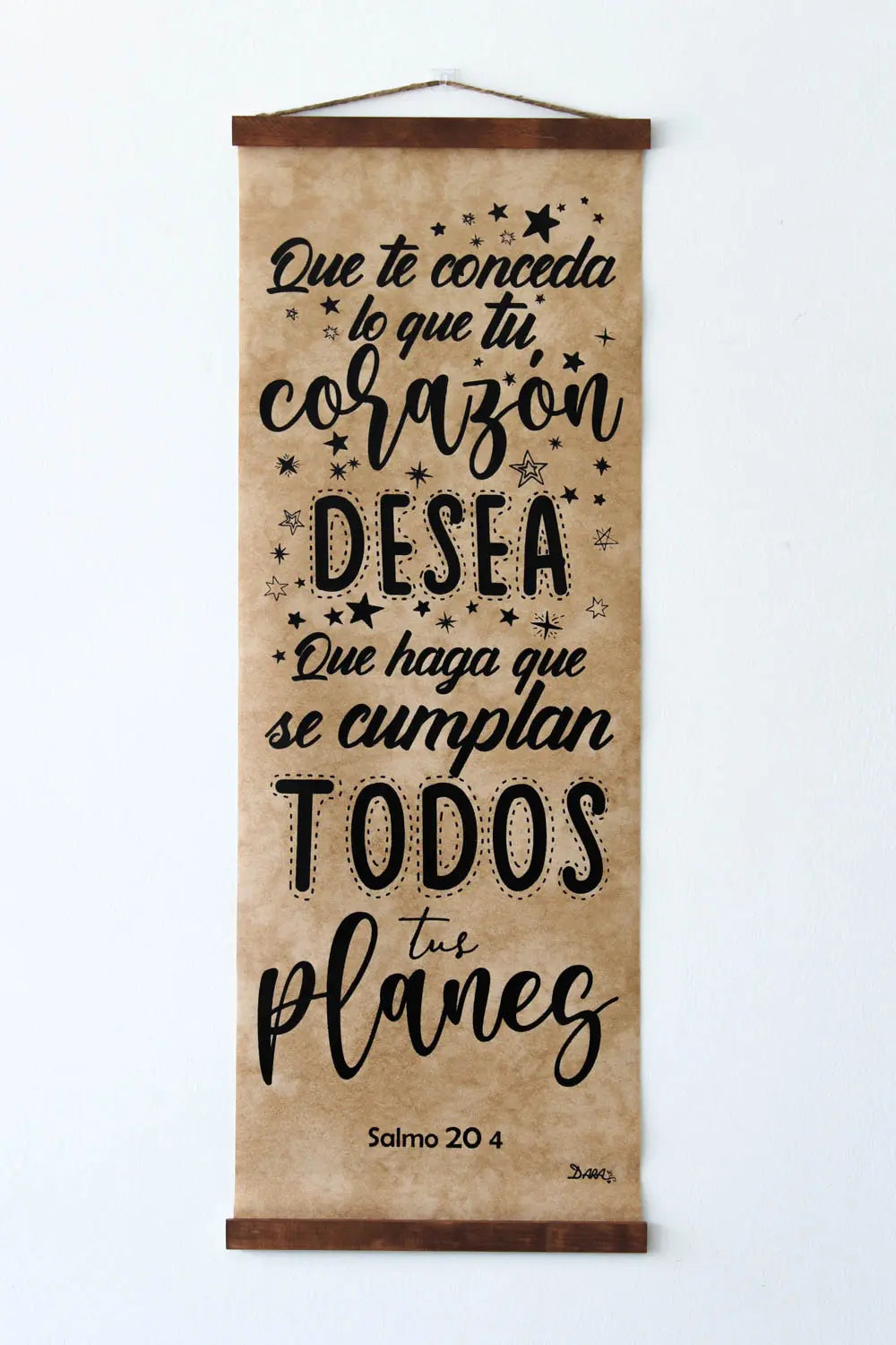 Adorno de pared con estrellitas y el texto del Salmo 20:4 en español: Que te conceda lo que tu corazón desea. Que haga que se cumplan todos tus planes, en madera tallada.