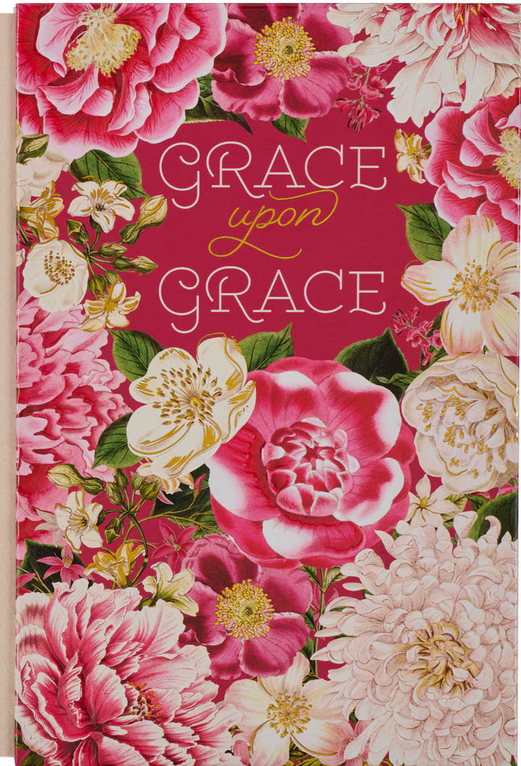 Un diario de tapa dura con motivos florales, que presenta un diseño floral en relieve con flores rosas y blancas y la frase «Grace upon Grace» en el centro. Incluye páginas rayadas con versículos bíblicos para tus reflexiones.