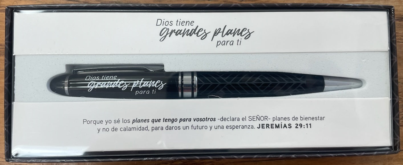 Una pluma en una elegante caja de regalo con la frase «Dios tiene grandes planes para ti» en español, acompañada de una tarjeta con el versículo bíblico de Jeremías 29:11 sobre los planes de Dios.