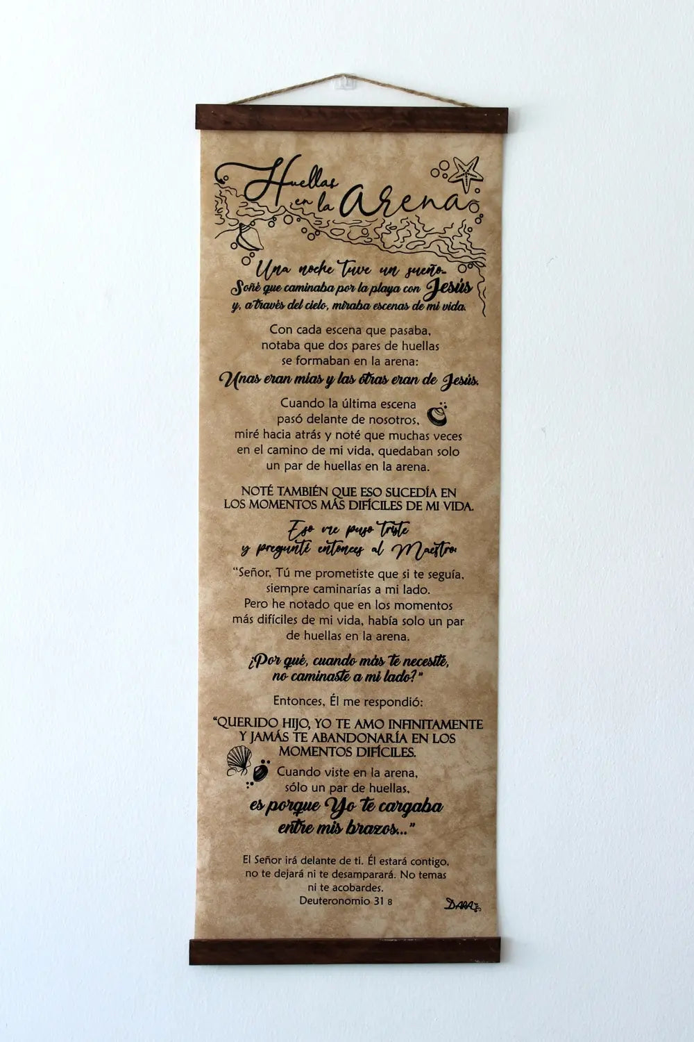 Cuadro para colgar en la pared con texto en español titulado «Huellas en la Arena», que incluye un poema cristiano sobre Jesús y el camino de una persona, impreso sobre un fondo estilo pergamino con elegantes elementos decorativos.
