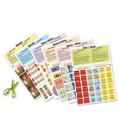 Cinco hojas de actividades a todo color y plastificadas, con personajes de la Biblia, que incluyen imágenes, texto y tarjetas para recortar, están dispuestas en abanico sobre una superficie blanca junto a unas tijeras verdes.