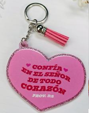 Llavero rosa con forma de corazón y texto en español: «Confía en el Señor con todo tu corazón, Prov. 3:5», y una borla rosa sujeta al anillo del llavero.