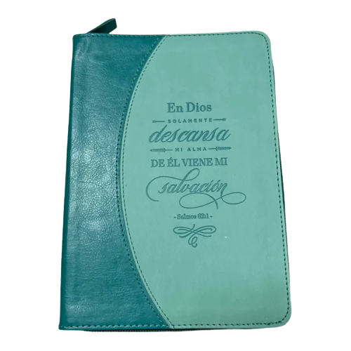 Una funda para Biblia con cremallera en color verde azulado y verde claro, con el Salmo 62:1 en español impreso en la parte delantera, perfecta para llevar tu libreta cristiana o tu diario de notas.