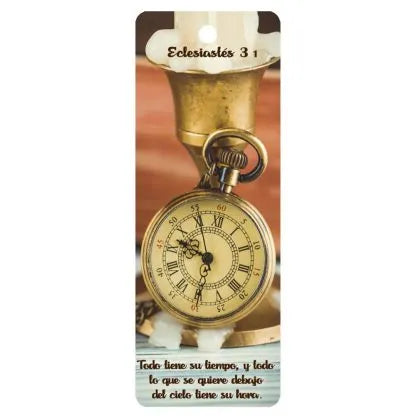 Un reloj de bolsillo de oro descansa frente a un candelabro. El texto de arriba reza «Eclesiastés 3:1» y el de abajo, en español: «Todo tiene su tiempo, y todo lo que se quiere debajo del cielo tiene su hora», recordando el mensaje de la Biblia sobre el tiempo.
