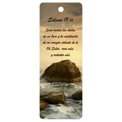Marcapáginas con una imagen de rocas en el océano al atardecer, en el que aparecen impresos con elegancia, en la parte superior, «Salmos 19:14» y el versículo en español: «Sean gratos los dichos de mi boca y la meditación de mi corazón».