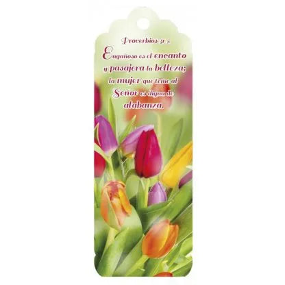 Un marcapáginas con tulipanes de colores y un texto en español tomado de Proverbios 31:30, que destaca a la mujer que teme al Señor, digna de alabanza por su valor y su fe.