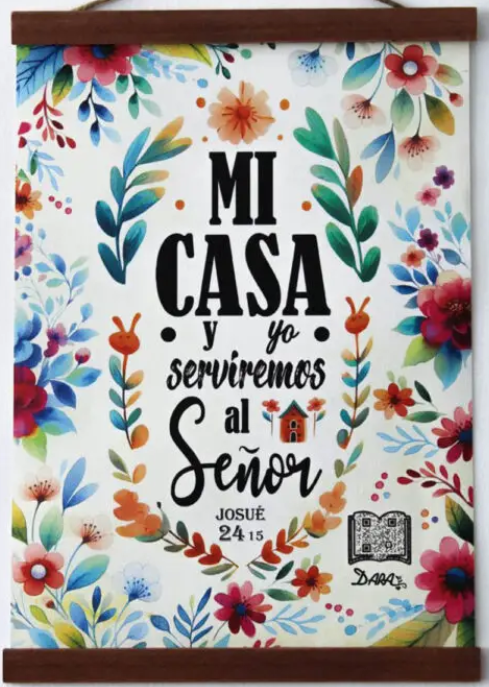 Un estampado floral sobre poliéster «Lienzo» con el texto «MI CASA y yo serviremos al Señor» y «JOSUÉ 24:15», creado con impresión digital de alta calidad.