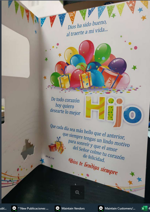Tarjeta de cumpleaños colorida para un hijo en español, decorada con globos y regalos, con un emotivo mensaje de bendiciones cristianas, felicidad y amor de Dios.