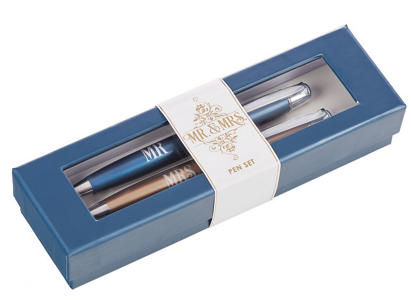 Una caja de regalo azul que contiene dos elegantes bolígrafos metálicos: uno azul con la inscripción «MR» y otro dorado con la inscripción «MRS», ambos con un mecanismo giratorio de gran suavidad y adornados con una banda decorativa en la que se lee «MR & MRS Pen Set».