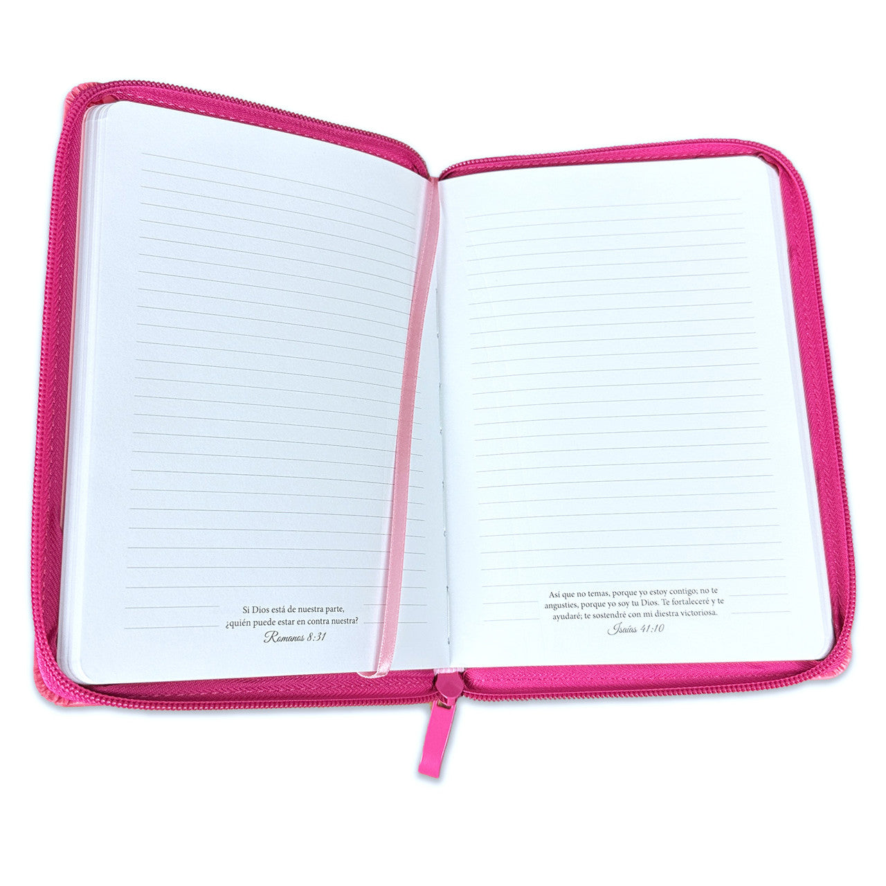 Libreta rosa abierta con cierre, con páginas rayadas y versículos bíblicos impresos —entre ellos, Proverbios 11:16— al pie de cada página, colocada en posición horizontal sobre un fondo blanco.