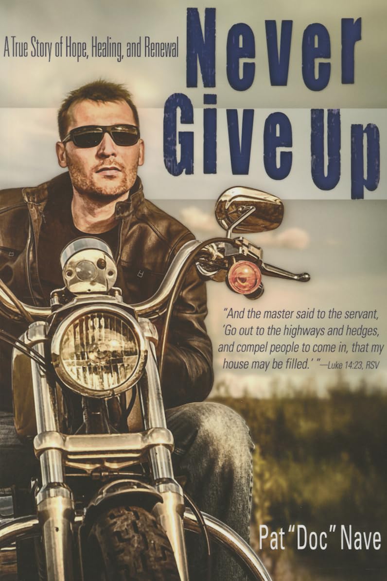 Un hombre con gafas de sol y chaqueta de cuero aparece sentado en una moto, junto al título «Never Give Up» y el nombre del autor, Pat Doc Nave, y comparte su historia real a través de una impactante cita bíblica.