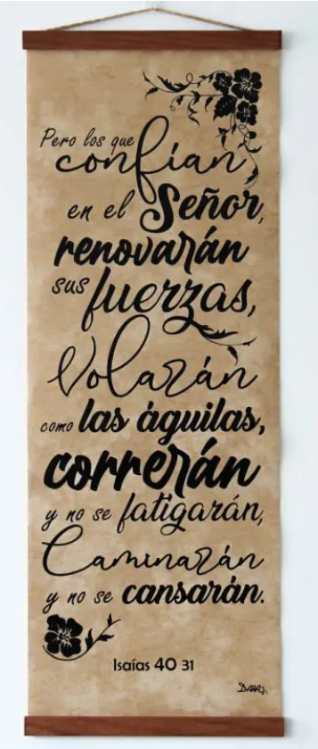 Un rollo decorativo de pared con un versículo de la Biblia en español, de Isaías 40:31, sobre la confianza en el Señor y la renovación de las fuerzas, con ilustraciones florales; perfecto como decoración cristiana o cuadro de madera para tu hogar.