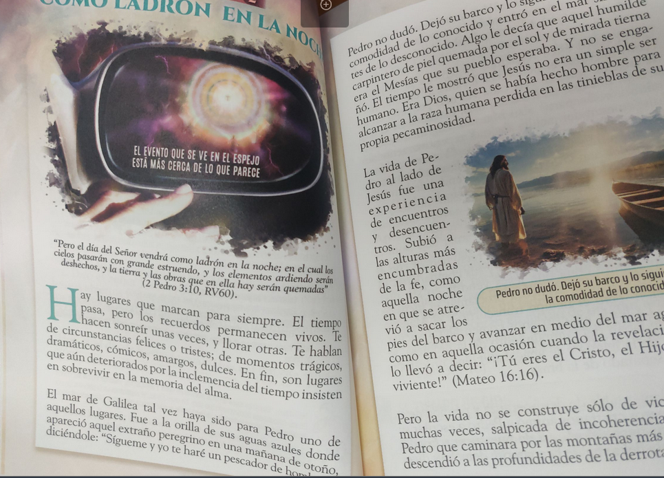 Libro ilustrado en español sobre historias bíblicas; a la izquierda se ve un retrovisor de coche con una advertencia, y a la derecha, una ilustración de Jesús junto al mar hablando con un hombre, al estilo de una guía de estudio inspirada en Alejandro Bullon.