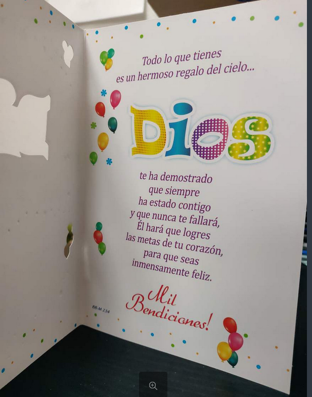 Tarjeta de cumpleaños cristiana con un mensaje religioso en español, globos de colores y la palabra «Dios» en letras grandes. El fondo está decorado con puntos de colores y estrellas, perfecta como regalo religioso para compartir las bendiciones de Dios.