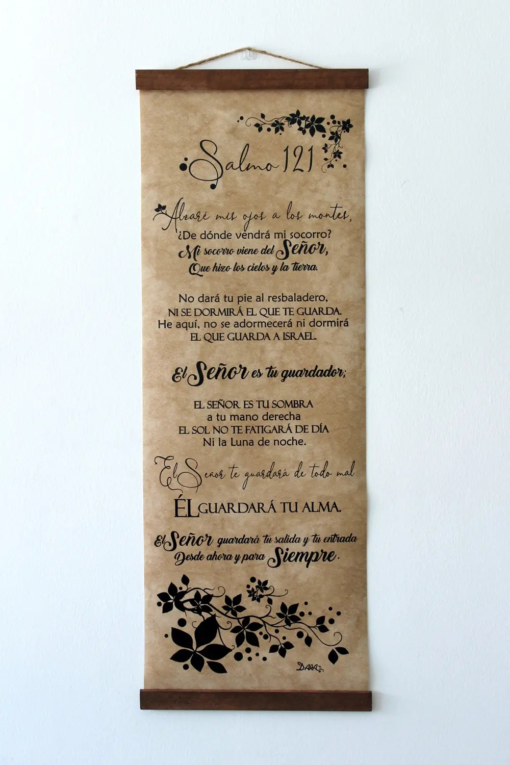 En la pared cuelga un pergamino decorativo, ideal para la decoración cristiana, en el que figura el Salmo 121 escrito en español, con motivos florales en la parte superior e inferior, lo que aporta a tu espacio un toque de encanto inspirado en la fe.