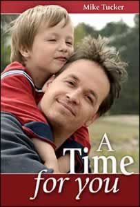 Un niño abraza por detrás a un hombre adulto al aire libre, en un momento de alegría y conexión. En la esquina superior derecha se lee «A Time for You» y «Mike Tucker», lo que refleja el espíritu del descanso sabático y de la Creación.