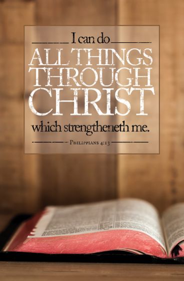 Una Biblia abierta descansa sobre una superficie de madera, con el texto de Filipenses 4:13: «Todo lo puedo en Cristo que me fortalece», visible encima; ideal para boletines de iglesia o para incluirlo en tu orden del servicio.