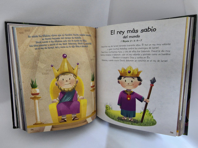 Libro ilustrado para niños de 6 a 8 años que muestra, en la página de la izquierda, a un rey con una túnica morada y una corona, y, en la de la derecha, a un niño con una corona y un bastón, bajo el título «El rey más sabio del mundo»; ideal para historias bíblicas para niños.