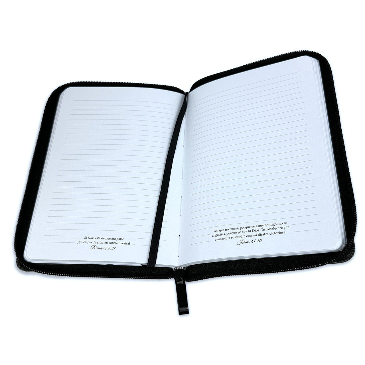 Se muestra una libreta abierta, rayada y con cierre, en la que se pueden ver páginas en blanco y versículos bíblicos inspiradores, como Josué 1:9, impresos al pie de cada página.