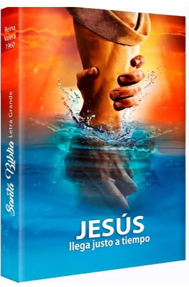 Portada de la Santa Biblia Reina Valera 1960 en la que se ve una mano que se inclina para sacar a otra del agua, con el texto: JESÚS llega justo a tiempo.