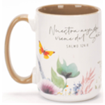 Taza grande de 16 onzas, de cerámica blanca con asa marrón, decorada con flores de colores, una mariposa y un texto bíblico en español: «Nuestra ayuda viene del Señor». Salmo 121:2.