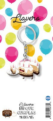 Un llavero divertido con forma de tarta de cumpleaños, con velas y un trozo de tarta en un plato, sobre un fondo de globos de colores: perfecto como regalo cristiano para celebraciones especiales.