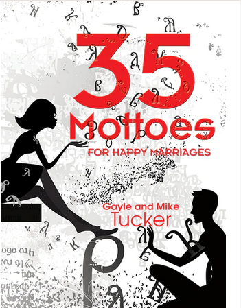 Portada del libro titulado «35 lemas para un matrimonio feliz», de Gayle y Mike Tucker, en la que aparecen las siluetas de una mujer y un hombre sentados, rodeados de letras dispersas —un guiño visual a cada uno de los principios rectores de una relación matrimonial sólida—.