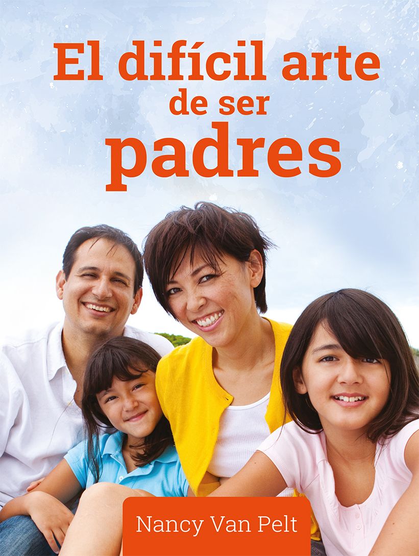 Una familia de cuatro miembros, todos sonrientes, está sentada al aire libre bajo el título del libro en español *El difícil arte de ser padres*, de Nancy Van Pelt, en el que se exploran consejos de crianza y sugerencias para una vida familiar armoniosa.