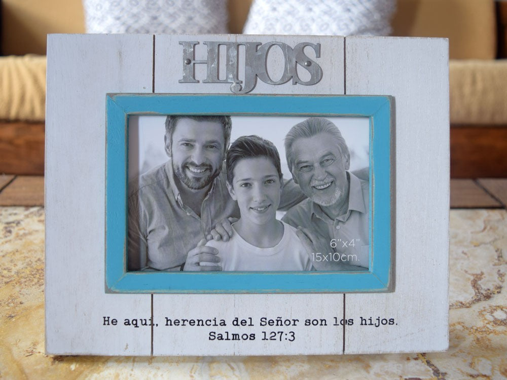 Un marco con el versículo bíblico «HIJOS» muestra una foto en blanco y negro de tres niños sonrientes. El texto de la parte inferior dice: «He aquí, los hijos son herencia del Señor». Salmos 127:3. Ideal para marcos de fotos de los hijos.