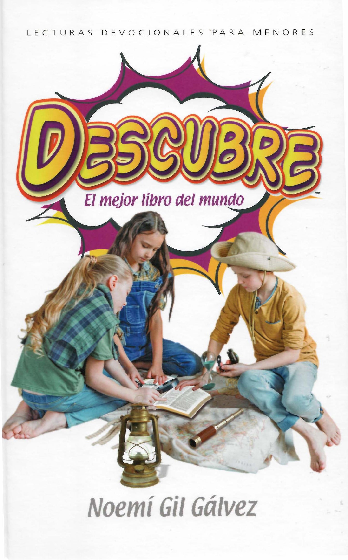 Tres niños, uno de ellos vestido de vaquero, leen y examinan juntos libros y objetos en el suelo; el texto de la portada reza: «Descubre: El mejor libro del mundo», de Noemí Gil Gálvez, ideal como libro devocional infantil para inspirar a los más pequeños.