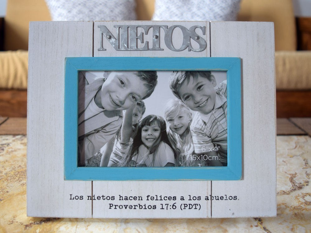 Un marco de fotos de «Marcos para nietos», con la inscripción «NIETOS», contiene una foto en blanco y negro de cinco niños sonrientes. Debajo, una cita en español de Proverbios 17:6 dice que los nietos hacen felices a los abuelos.