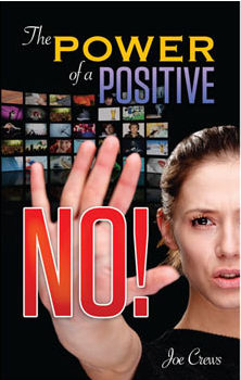 Portada del libro *¡El poder de un «no» positivo!*, de Joe Crews, en la que aparece una mujer levantando la mano en señal de «alto», con múltiples imágenes de fondo que reflejan la inspiración bíblica para la vida cristiana.