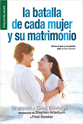 Una pareja se abraza y sonríe en la playa, plasmando la pasión en el matrimonio e ilustrando la portada del libro *La batalla de cada mujer y su matrimonio*, de Shannon y Greg Ethridge.