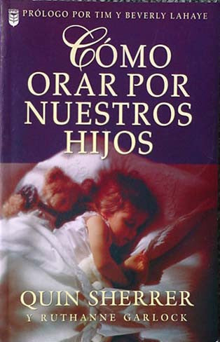 Portada del libro «Cómo Orar por Nuestros Hijos», de Quin Sherrer y Ruthanne Garlock, en la que aparece la frase «oración por sus hijos» junto a la imagen de un niño dormido con las manos unidas en señal de oración por un adulto; ideal para cristianos con convicciones firmes.