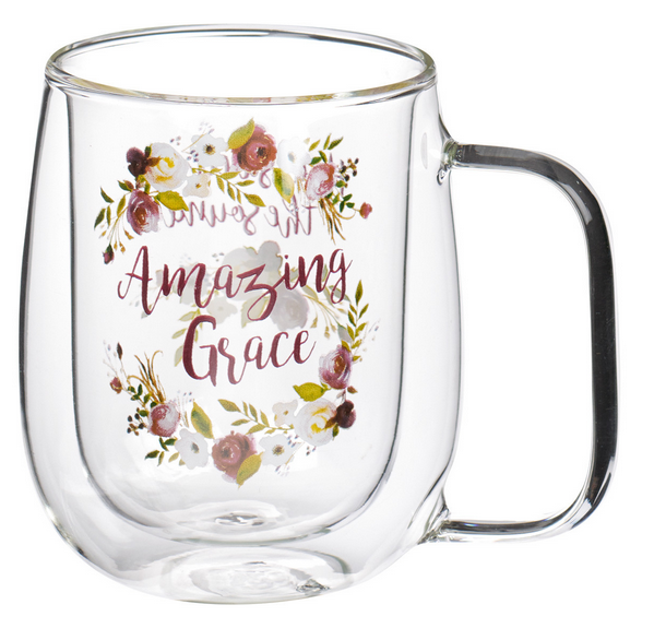 Taza de cristal transparente ultraligera con asa, decorada con motivos florales y con las palabras «Amazing Grace» escritas en letra cursiva en la parte delantera.