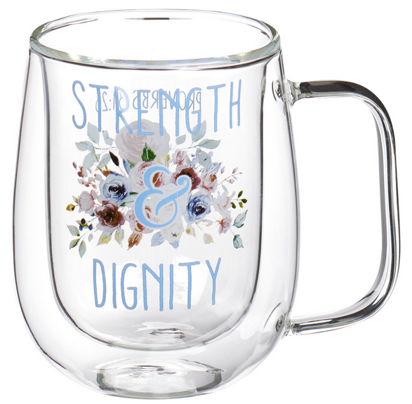 Una taza de cristal transparente y ultraligera con asa, decorada con un diseño floral y con las palabras «Strength & Dignity» impresas en letras de color azul claro en la parte delantera.