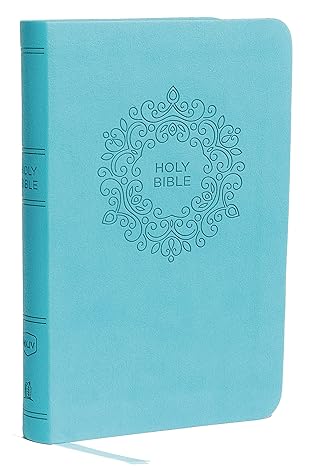 Una Biblia NKJV Compact Thinline encuadernada en cuero turquesa, con un diseño decorativo en relieve y un marcapáginas de cinta incorporado, ideal como Biblia ligera y fácil de llevar, tanto para el estudio como para viajar.