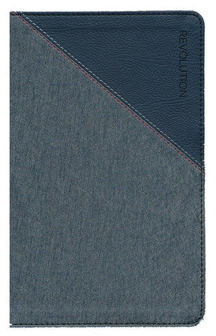Un cuaderno cerrado con una cubierta azul con textura de vaquero y un detalle de cuero azul oscuro cosido en diagonal en la esquina superior. Perfecto para tomar notas o anotar reflexiones de tu libro cristiano para adolescentes o para el crecimiento espiritual de los jóvenes. La palabra «REVOLUTION» aparece impresa verticalmente a lo largo del borde.
