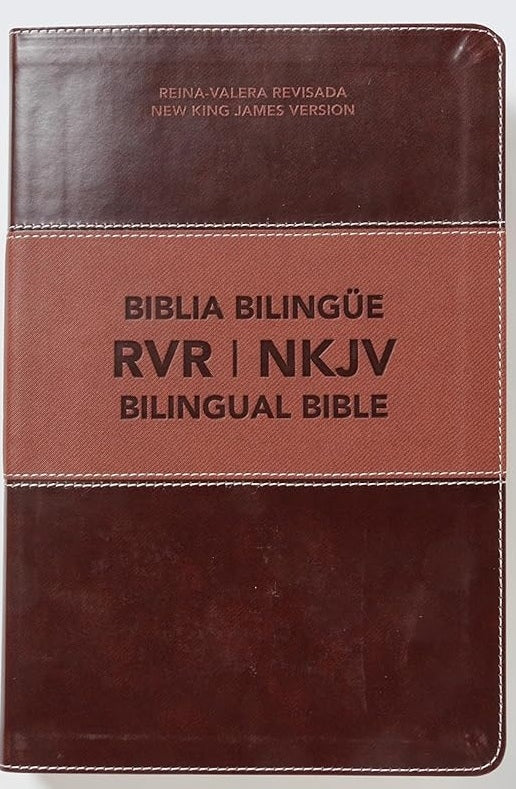 Biblia bilingüe encuadernada en cuero marrón, con columnas paralelas que facilitan la comparación entre los textos de la Reina Valera Revisada y la Nueva Versión del Rey Jacobo, con las siglas «RVR | NKJV» resaltadas en la portada, tanto en español como en inglés.