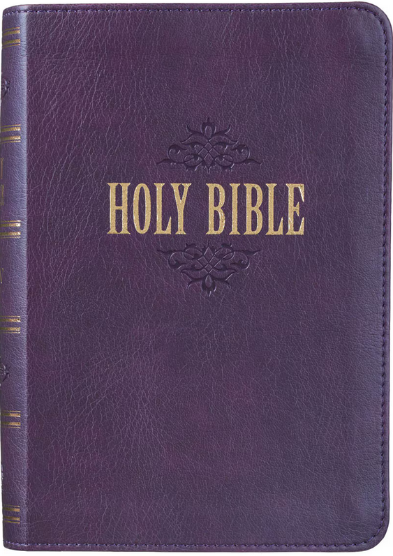 Una Biblia de imitación de cuero morado, con la inscripción «HOLY BIBLE» en letras doradas en la cubierta; presenta un diseño compacto, perfecto para llevar contigo a cualquier parte tu Biblia de la Versión del Rey Jacobo con letra grande.