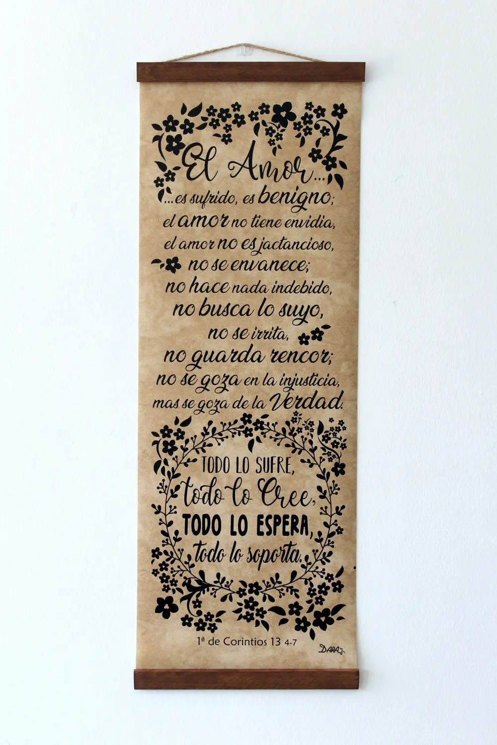 Un cuadro decorativo para colgar en la pared, o «cuadro con versículo bíblico», con una cita en español de 1 Corintios 13 sobre las cualidades del amor, rodeada de motivos florales; perfecto para cualquier decoración cristiana.