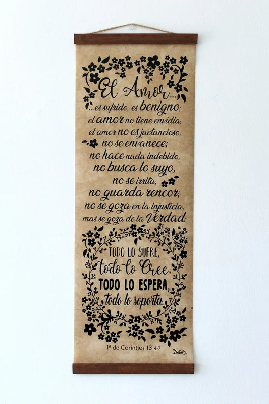 Un cuadro decorativo para colgar en la pared, o «cuadro con versículo bíblico», con una cita en español de 1 Corintios 13 sobre las cualidades del amor, rodeada de motivos florales; perfecto para cualquier decoración cristiana.