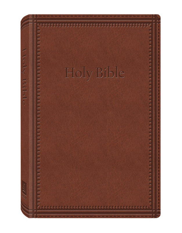 Una Biblia encuadernada en cuero marrón con texto en relieve en la cubierta y el lomo, que incluye recursos de estudio y reflexiones tanto del Antiguo como del Nuevo Testamento.