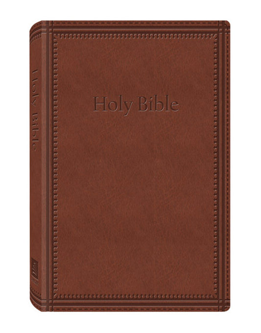 Una Biblia encuadernada en cuero marrón con texto en relieve en la cubierta y el lomo, que incluye recursos de estudio y reflexiones tanto del Antiguo como del Nuevo Testamento.