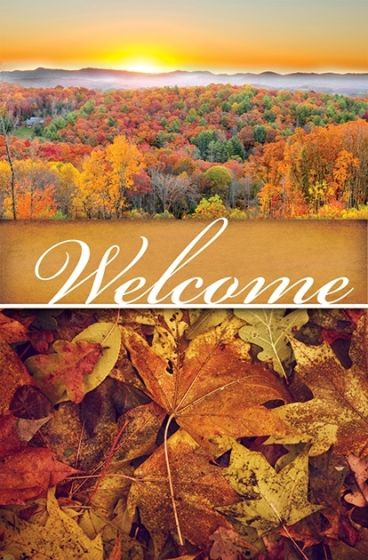 Amanecer sobre un bosque de árboles otoñales llenos de color, con la palabra «Bienvenidos» sobre un primer plano de hojas otoñales caídas: ideal para boletines de la iglesia o para incluir en anuncios de la iglesia como imagen cálida y acogedora.