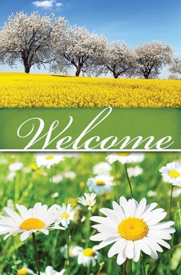 Un campo de margaritas y árboles en flor bajo un cielo azul, con la palabra «Bienvenidos» escrita en letra cursiva blanca sobre un fondo verde: perfecto para boletines de la iglesia o como anuncios de la iglesia para dar la bienvenida a tu congregación.